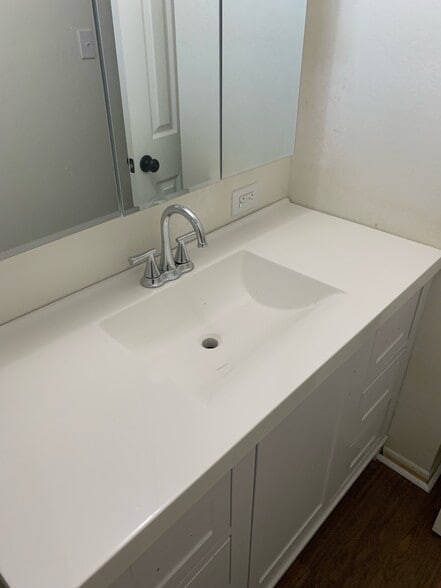 Up stairs bathroom / tub - 98-939 Noelani St