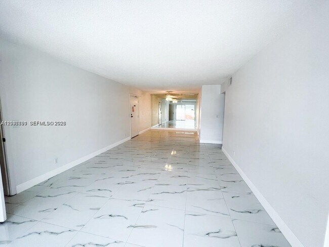Building Photo - 6395 Bay Club Dr