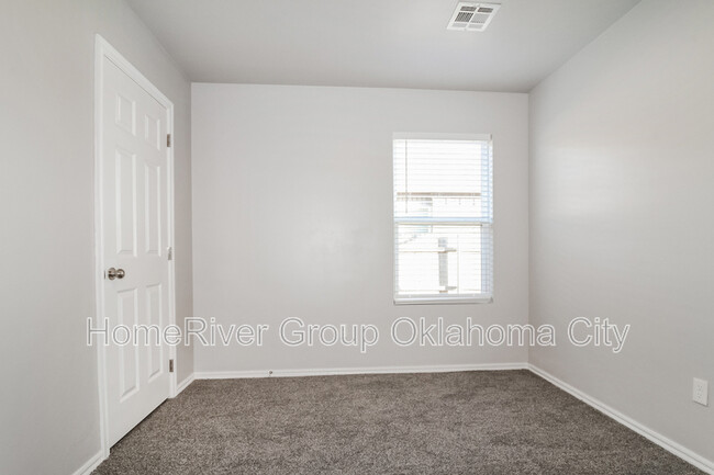 Building Photo - 2025 Bosc Dr