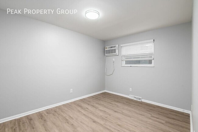 Building Photo - 558 Riverview Dr