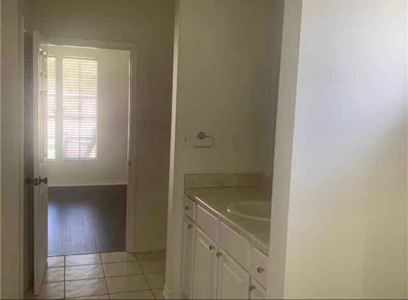 Building Photo - 402 S Cherry St