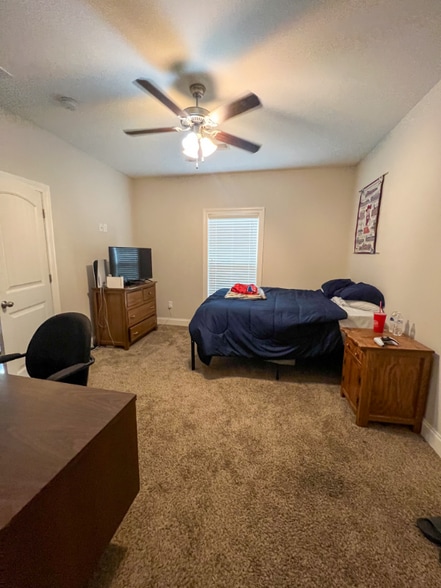 Building Photo - 412 Walker Cir