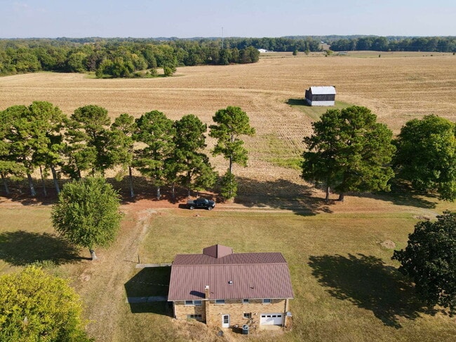 Building Photo - 3BR/2BA Home in Springfield surrounded by ...