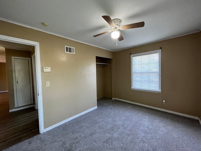 Building Photo - 4 bedroom 2 bath!