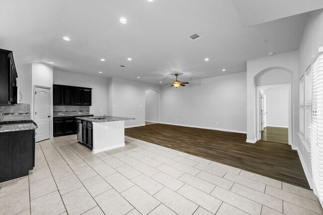 Building Photo - Charming 1-Story 4 Bedroom 2 Bathroom in L...