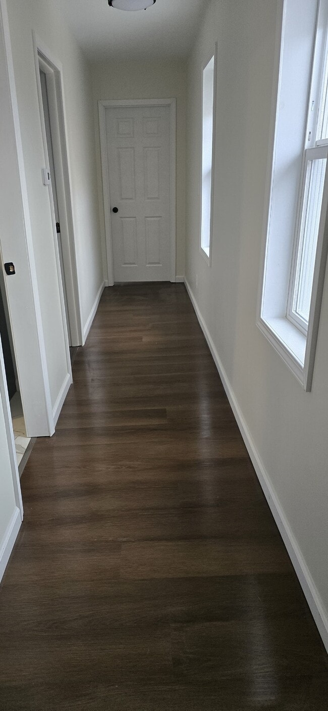 Building Photo - 724 E Lawrence St