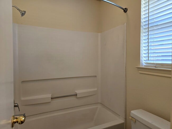 Building Photo - 3/2 Hewitt Duplex