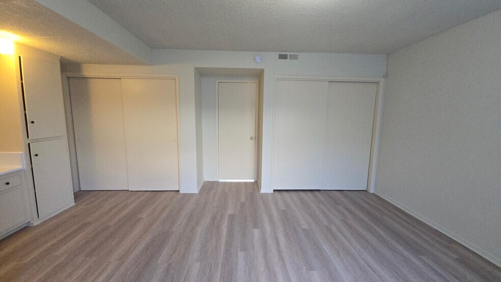 Building Photo - 1001 E Stearns Ave