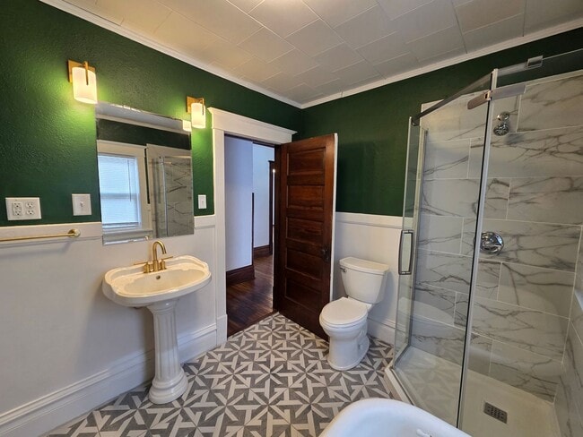 Building Photo - Beautiful and large Cedar Falls House