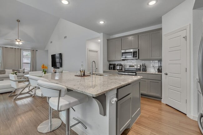 Building Photo - 4011 Logan Dr