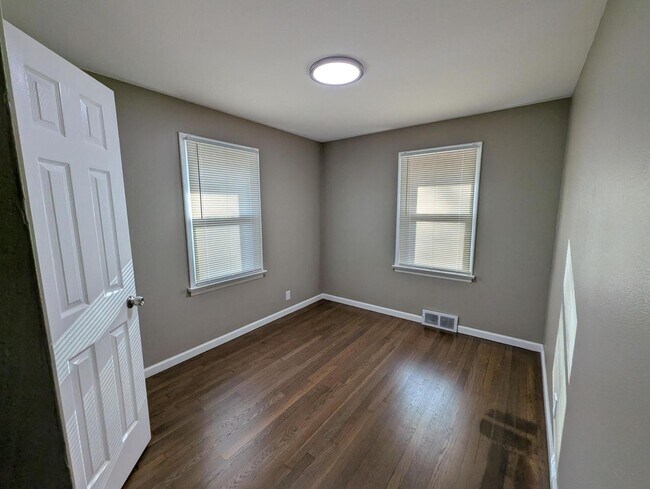 Building Photo - House on Hedge