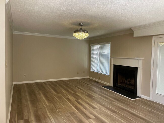 Building Photo - 10 Creekstone Ct