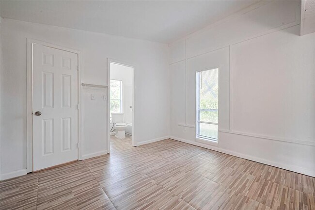 Building Photo - 227 N Austin Dr