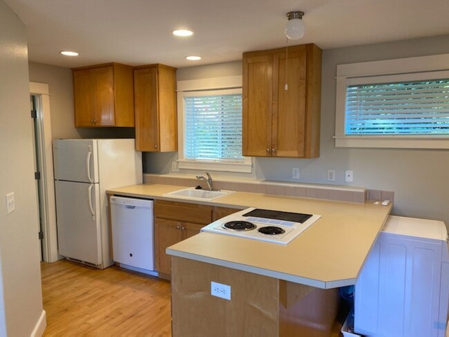 Building Photo - Light and bright one bedroom near PSU in S...