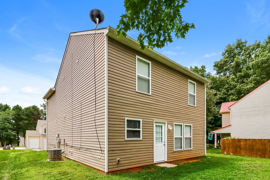 Building Photo - 312 Cloverdale Ct