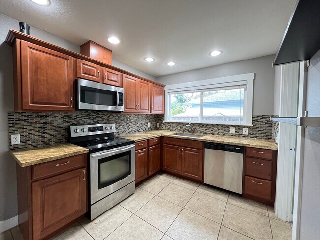 Building Photo - Charming 2 Bed 1 Ba House in Gladstone - Garage, Washer and Dryer, Landscaping Including!