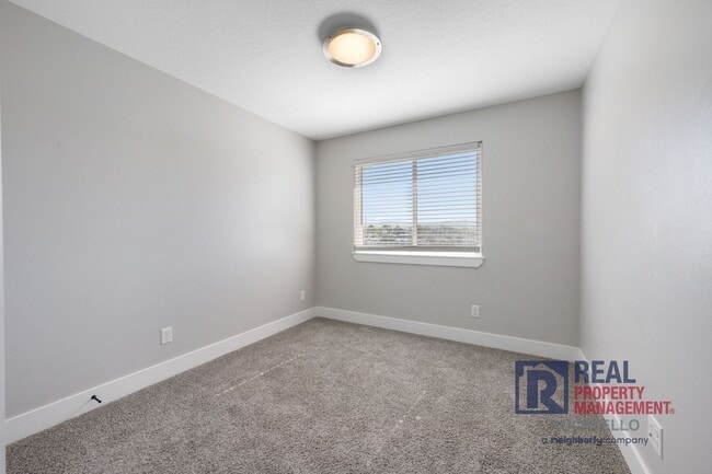 Building Photo - 3 Bedroom 2.5 Bathroom Town Home - 1 Car Garage - dog negotiable