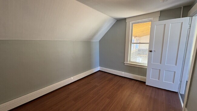 Building Photo - 3 Bed, 1 Bath, plus TWO Bonus Rooms in Rochester!