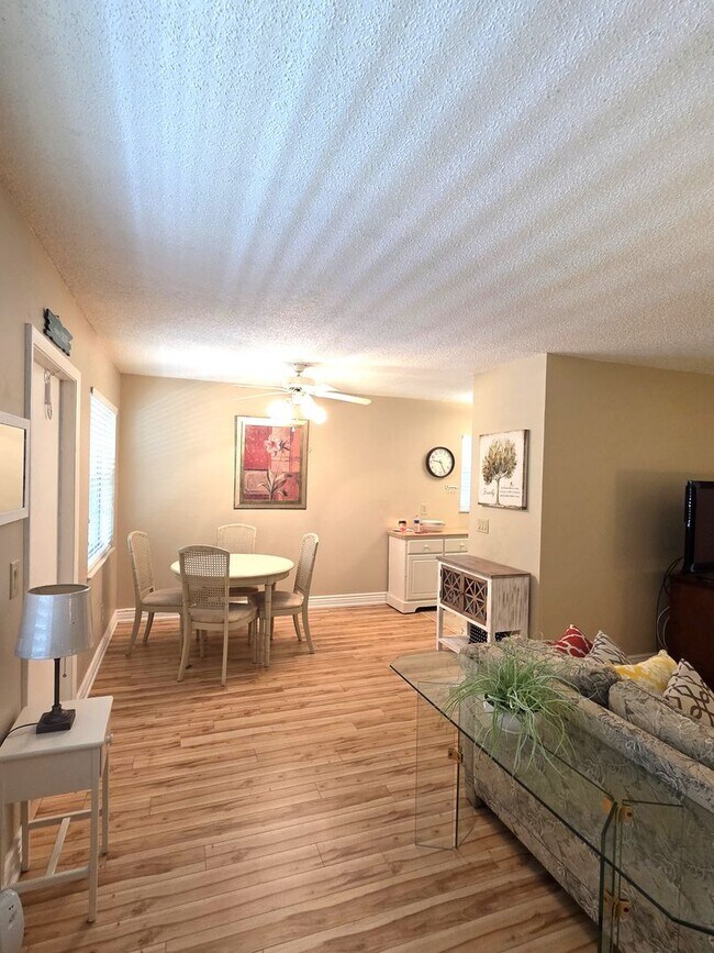 Building Photo - Over 55 Community! Adorable Furnished One Bedroom in Vista Gardens