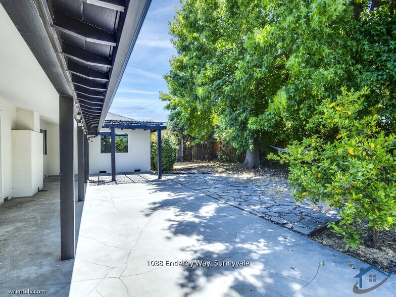 Building Photo - 1038 Enderby Way