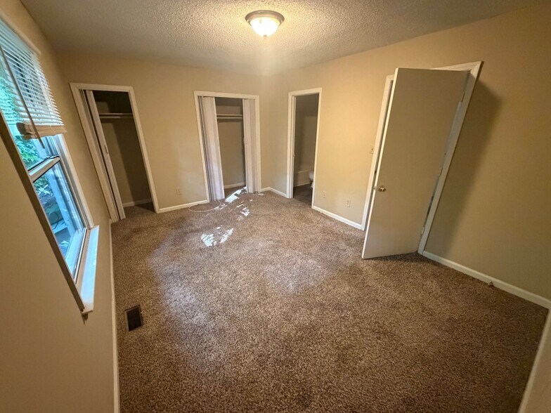 Building Photo - 1215 Oakplace Dr SW