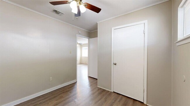 Building Photo - 204 Lynn Dr