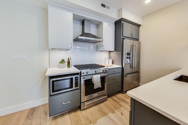 Building Photo - Gorgeous 2 bedroom 2 bath condo just steps from Columbia Hgts center $3,550