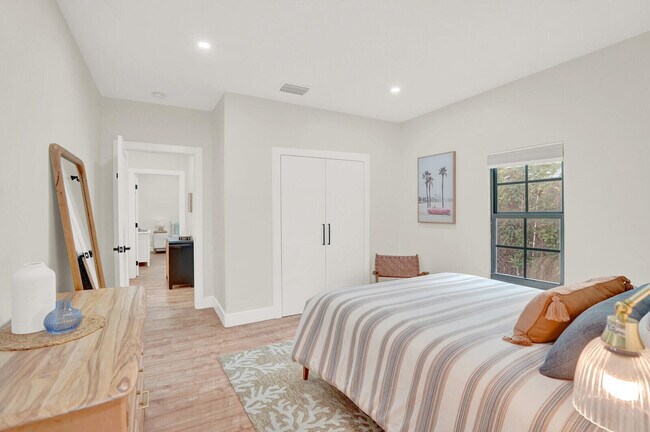 Building Photo - 727 Fernwood Dr