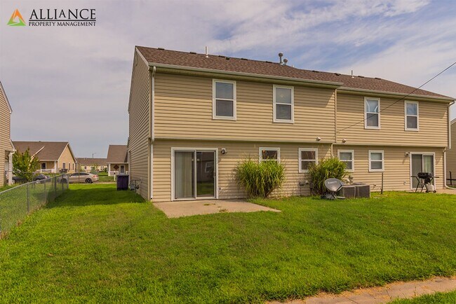 Building Photo - Spacious Duplex ~ Open Kitchen with Breakfast Bar!