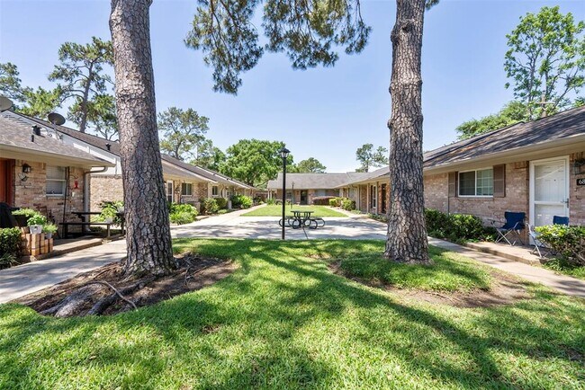 Building Photo - 1016 E Tri Oaks Ln