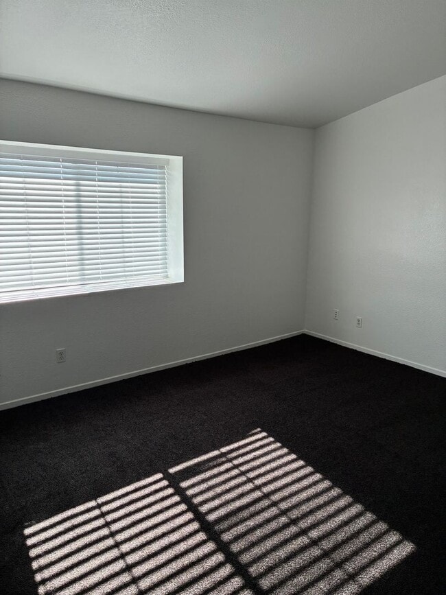 Building Photo - Move-in Ready New Paint & New Carpet 3 bed 2.5 bath La Sierra Home