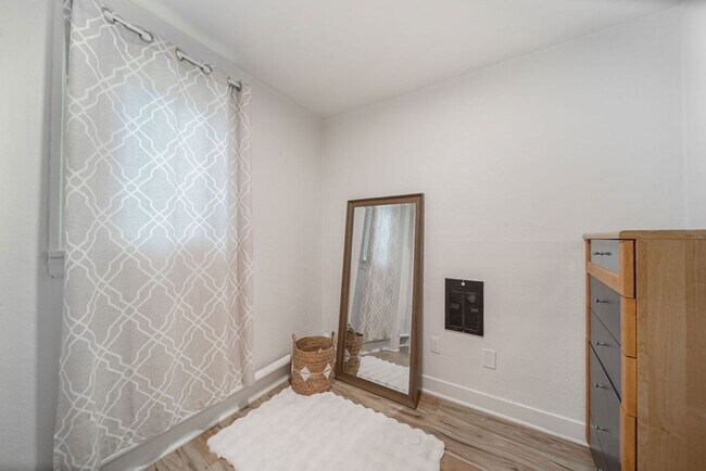 Building Photo - Fully Furnished 1 Bedroom 1 Bathroom WITH laundry!