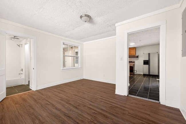 Building Photo - 908 Gilmore Ave