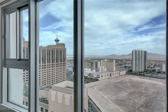 Building Photo - 2700 S Las Vegas Blvd