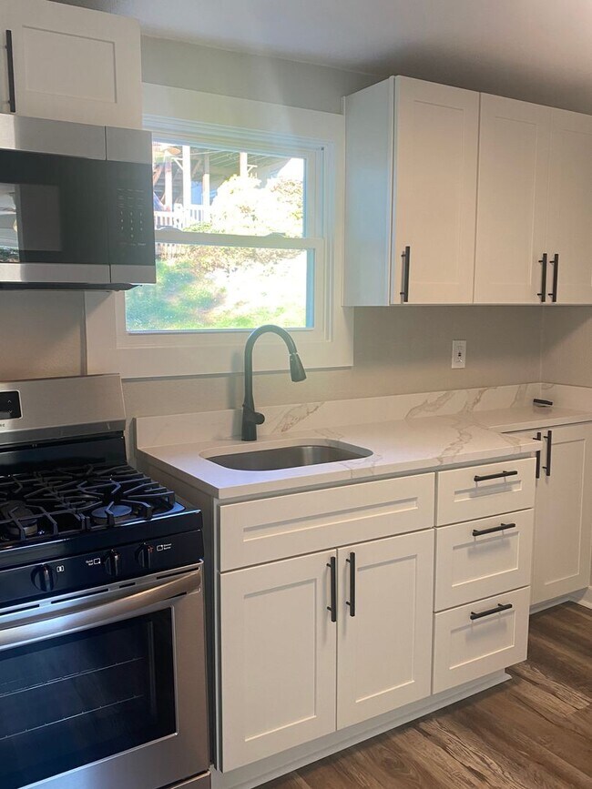 SUPER CUTE 1 BEDROOM/1 BATH HOME IN NORTH 11 Franklin Ave North