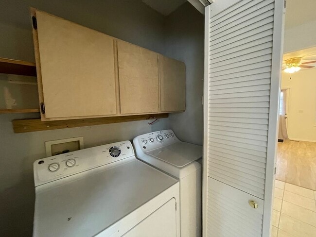 Building Photo - Charming and Updated 1913's Home! Woodstoc...