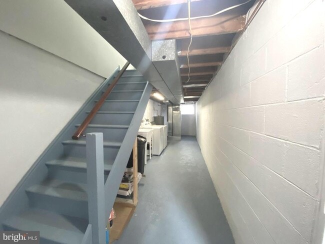 Building Photo - 1319 Rainer Rd