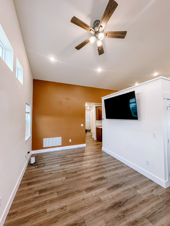 Building Photo - $500 OFF FIRST MONTHS RENT