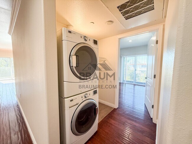 Building Photo - 332 S Virgil Ave