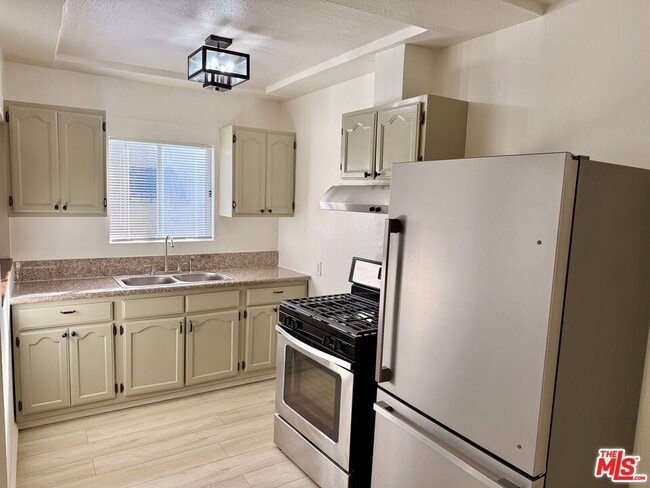 Building Photo - 3659 6th Ave