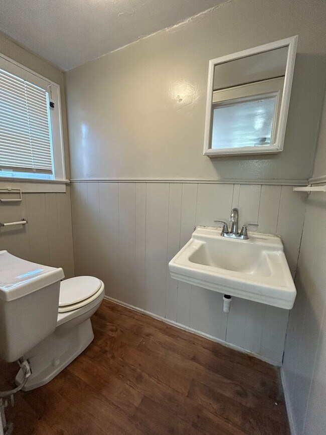 Building Photo - Charming 4-Bed Home with Fireplace & Hardw...