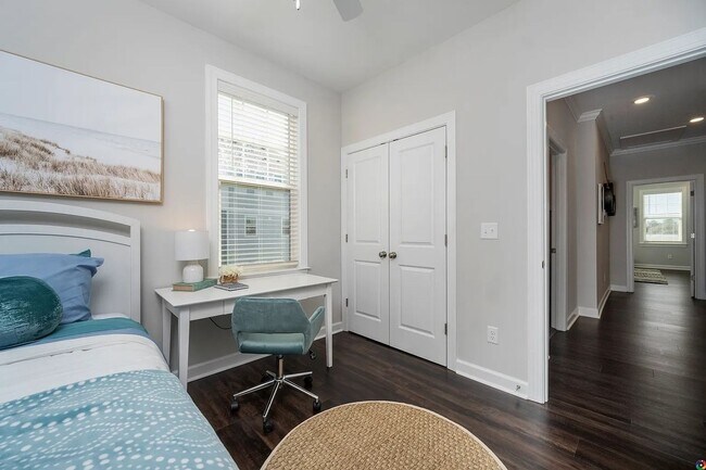 Building Photo - Spacious 3BR House 2 Blocks from the Beach