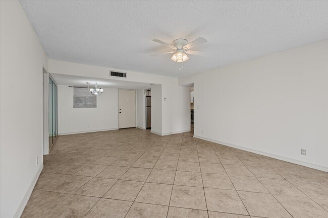 Building Photo - 719 Lori Dr