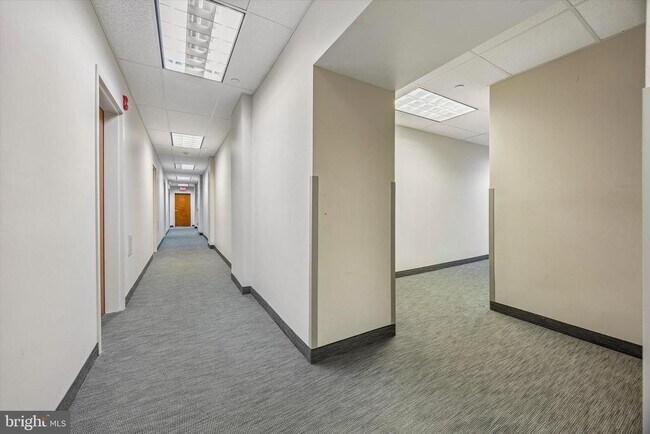 Building Photo - 1015 W Lancaster Ave