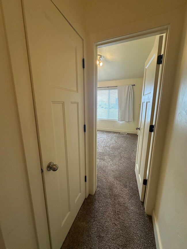 Building Photo - 2 bedroom, 2.5 bathroom townhome at Lincol...