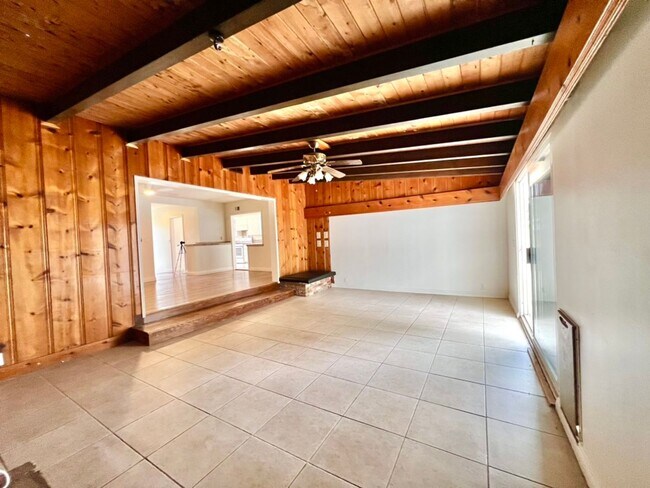 Building Photo - 3 bedroom  2 bathroom