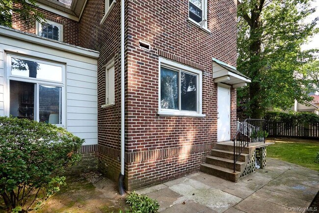 Building Photo - 70 Frederick Pl