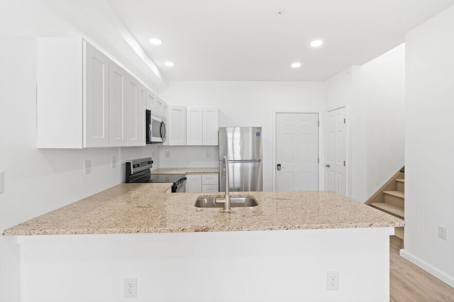 Building Photo - 4512 Lancaster Ave