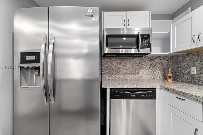 Building Photo - 400 Leslie Dr