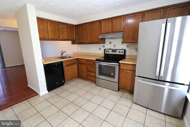 Building Photo - 2086 Tanglewood Dr